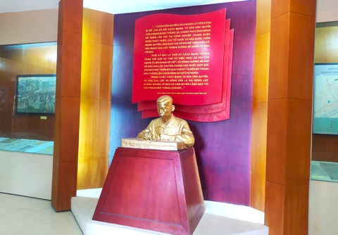 Ôn lại sự nghiệp cách mạng của người kêu gọi 'Hãy giữ vững chí khí chiến đấu'- Ảnh 1. Bức tượng cố Tổng bí thư Trần Phú tại khu lưu niệm ở xã Tùng Ảnh, huyện Đức Thọ - Ảnh: LÊ MINH