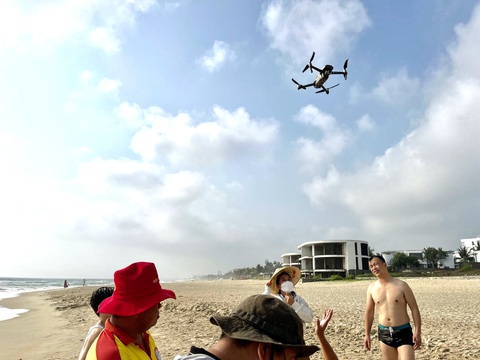 Hơn 20 flycam cùng tìm học sinh mất tích trên biển Đà Nẵng- Ảnh 1. Hơn 20 thiết bị bay được các bạn trẻ Đà Nẵng huy động để tìm học sinh mất tích - Ảnh: QUANG TRUNG