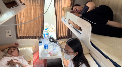 Hành khách mệt mỏi vì phải chờ nhiều giờ đồng hồ trên tàu - Ảnh: NGUYỄN HOÀNG Hành khách mệt mỏi vì phải chờ nhiều giờ đồng hồ trên tàu - Ảnh: NGUYỄN HOÀNG