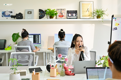 Bảo Anh, Kai Đinh 'thả miếng' đầy dí dỏm dù hát Thế hệ tan vỡ- Ảnh 3. Với concept nhân viên văn phòng, hai intern “mới nhú” đã có màn “trốn việc”, công khai karaoke ngay tại chốn văn phòng giữa giờ.