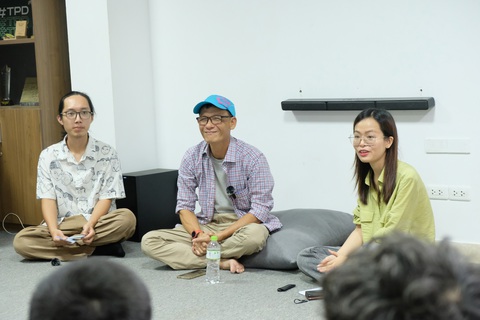 Nhà quay phim Lý Thái Dũng (giữa) nói chuyện với các bạn trẻ làm phim - Ảnh: Đ.DUNG Nhà quay phim Lý Thái Dũng (giữa) nói chuyện với các bạn trẻ làm phim - Ảnh: Đ.DUNG