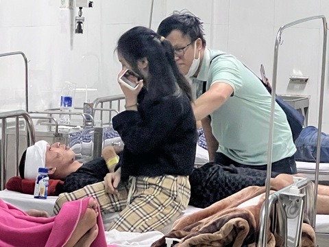 Nhiều nạn nhân chấn thương nặng trong vụ xe khách chở đoàn Cục Quản lý thị trường TP.HCM gặp nạn- Ảnh 1. Một nạn nhân trong vụ tai nạn xe khách đang được điều trị tại Bệnh viện Đa khoa tỉnh Kon Tum - Ảnh: NGỌC LÂM