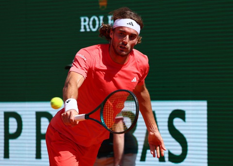 Sốc: Djokovic và Sinner cùng bị loại ở bán kết Monte Carlo Masters- Ảnh 3. Tsitsipas trong chiến thắng trước Sinner - Ảnh: REUTERS