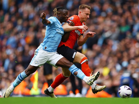 Man City lên đầu bảng Giải ngoại hạng Anh- Ảnh 2. Man City (trái) quá mạnh so với Luton - Ảnh: REUTERS