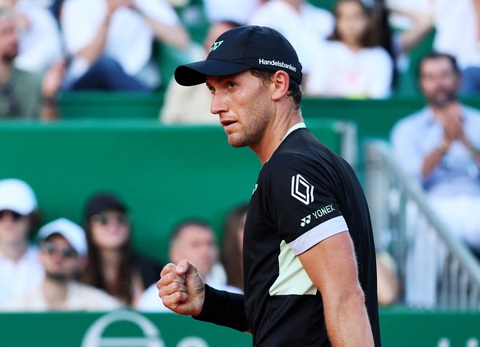 Sốc: Djokovic và Sinner cùng bị loại ở bán kết Monte Carlo Masters- Ảnh 2. Casper Ruud gây bất ngờ khi đánh bại Djokovic - Ảnh: REUTERS