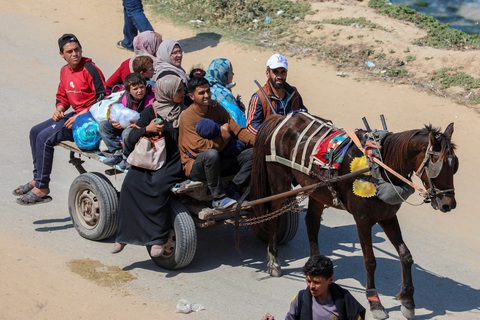Những người Palestine phải di tản do cuộc tấn công quân sự của Israel vào phía Nam dải Gaza tìm đường trở về nhà của họ ở phía bắc, ngày 14-4 - Ảnh: REUTERS Những người Palestine phải di tản do cuộc tấn công quân sự của Israel vào phía nam dải Gaza tìm đường trở về nhà của họ ở phía bắc, ngày 14-4 - Ảnh: REUTERS