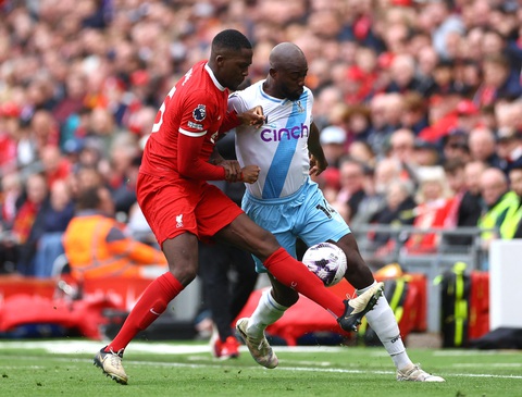 Thua Crystal Palace, Liverpool thêm bất lợi trong cuộc đua vô địch- Ảnh 2. Liverpool (trái) để thua Crystal Palace ở vòng 33 Giải ngoại hạng Anh - Ảnh: REUTERS