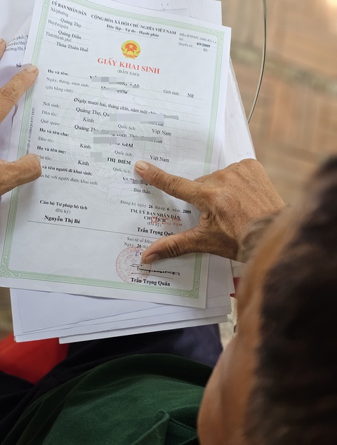 Nhầm tên 'Điểm' thành 'Điễm': Chạy hỏi khắp nơi, chưa ai dứt điểm- Ảnh 1. Giấy khai sinh của ông V.D.C. ghi tên mẹ của ông là Điểm - Ảnh: ÁI NHÂN