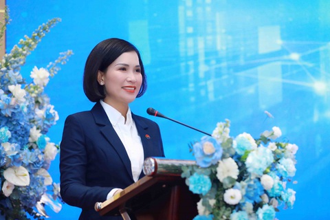 NCB tăng vốn điều lệ, sẵn sàng nguồn lực tái cơ cấu toàn diện- Ảnh 2. Bà Bùi Thị Thanh Hương - chủ tịch HĐQT Ngân hàng TMCP Quốc Dân - chia sẻ với cổ đông tại Đại hội