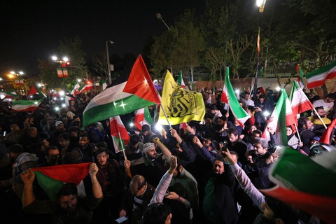 Iran cảnh báo sẽ tấn công nếu Mỹ giúp Israel, Hamas lên tiếng- Ảnh 1. Người dân Iran xuống đường