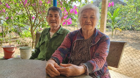 Bà lão có bàn chân lạ, giống bàn chân Giao Chỉ của người Việt cổ- Ảnh 3. Vợ chồng bà Huyên hiện sống cùng nhau, hai ông bà vui vẻ với công việc ruộng đồng