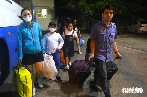 Nhân viên ga Tuy Hòa đưa hành lý của hành khác ra xe trung chuyển vào khuya 13-4 - Ảnh: NGUYỄN HOÀNG Nhân viên ga Tuy Hòa đưa hành lý của hành khác ra xe trung chuyển vào khuya 13-4 - Ảnh: NGUYỄN HOÀNG