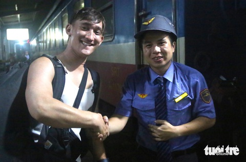 Nhiều hành khách nước ngoài cảm thấy sự cố sạt lở hầm đường sắt là một trải nghiệm đáng nhớ khi đi du lịch bằng đường sắt - Ảnh: NGUYỄN HOÀNG Anh Kelvin (29 tuổi, du khách đến từ New Zealand) nói sự cố sạt lở hầm Bãi Gió khiến anh phải