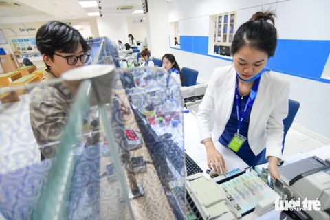 Khách hàng giao dịch tại ngân hàng ACB, quận 1, TP.HCM - Ảnh: QUANG ĐỊNH Khách hàng giao dịch tại Ngân hàng ACB, quận 1, TP.HCM - Ảnh: QUANG ĐỊNH