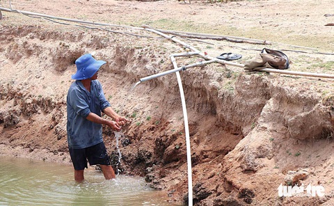 Người dân ở khu vực hồ Ông Kinh (huyện Ninh Hải) chắt chiu từng giọt nước trong thời điểm nắng nóng gay gắt - Ảnh: DUY NGỌC Người dân ở khu vực hồ Ông Kinh (huyện Ninh Hải, Ninh Thuận) chắt chiu từng giọt nước trong thời điểm nắng nóng gay gắt - Ảnh: DUY NGỌC