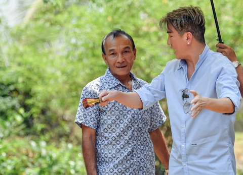 Đàm Vĩnh Hưng trong chuyến khảo sát xây nhà cho cha của phạm nhân tại Long An - Ảnh: NVCC Đàm Vĩnh Hưng trong chuyến khảo sát xây nhà cho cha của phạm nhân tại Long An - Ảnh: NVCC
