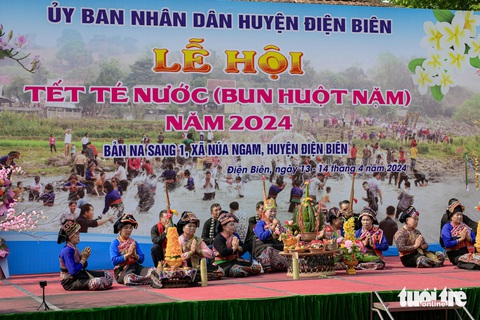 Mừng Tết té nước của người Lào ở Điện Biên- Ảnh 2. Phần lễ cúng khấn và buộc chỉ cầu may