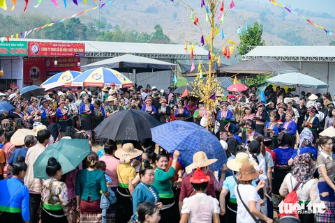 Mừng Tết té nước của người Lào ở Điện Biên- Ảnh 3. Nhiều trò chơi dân gian tái hiện quá trình định cư, lập bản và cuộc sống sản xuất, sinh hoạt của người Lào thu hút rất đông người tham gia