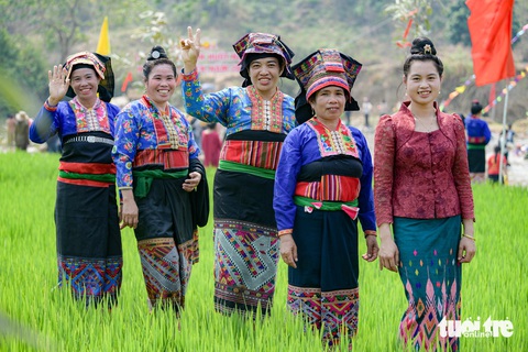 Mừng Tết té nước của người Lào ở Điện Biên- Ảnh 9. Những phụ nữ Lào với trang phục sặc sỡ, xinh đẹp dự Tết té nước bên những ruộng lúa xanh mướt
