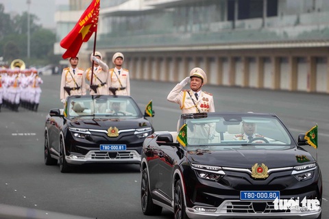 Cảnh sát cơ động diễu binh phô diễn võ thuật, khí công ấn tượng trong lễ kỷ niệm 50 năm- Ảnh 3. Xe chỉ huy lực lượng cảnh sát cơ động và xe tổ công an kỳ do thiếu tướng Lê Văn Hà - phó tư lệnh Cảnh sát cơ động - chỉ huy tiến vào lễ đài