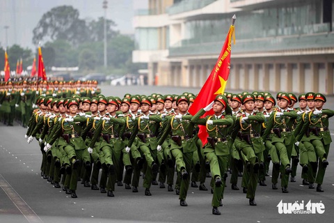 Cảnh sát cơ động diễu binh phô diễn võ thuật, khí công ấn tượng trong lễ kỷ niệm 50 năm- Ảnh 4. Đội hình khối sĩ quan đại diện Cơ quan Bộ Tư lệnh Cảnh sát cơ động. Đây là lực lượng nòng cốt trong công tác tham mưu và triển khai thực hiện nhiệm vụ chính trị, lập nhiều thành tích xuất sắc