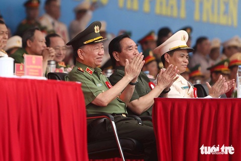 Cảnh sát cơ động diễu binh phô diễn võ thuật, khí công ấn tượng trong lễ kỷ niệm 50 năm- Ảnh 10. Bộ trưởng Bộ Công an Tô Lâm và các lãnh đạo, nguyên lãnh đạo Bộ Công an vỗ tay chúc mừng các màn biểu diễn