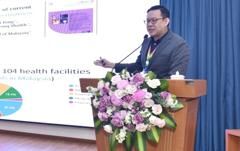 Số lượng bệnh nhân động kinh xếp thứ 2 sau nhóm đột quỵ- Ảnh 1. GS Lim Kheng Seang - chủ tịch Hội Thần kinh Đông Nam Á (ASNA) - trình bày về