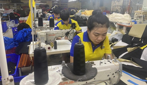 Luật hóa hoán đổi ngày nghỉ lễ: Nên hay không?- Ảnh 1. Chị Nguyễn Thị Hồng Vân (quê Long An) - công nhân Công ty may mặc Dony - chia sẻ mong được tăng ca, kiếm thêm thu nhập ngày lễ - Ảnh: Q.A.