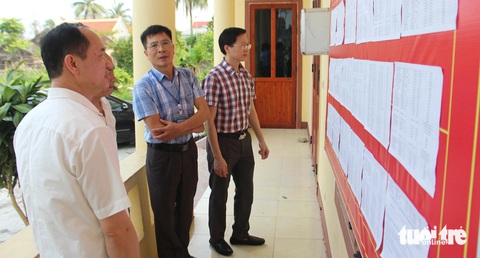 Đặt tên Đôi Hậu sau sáp nhập xã Quỳnh Đôi và Quỳnh Hậu: Do xã nào cũng muốn giữ tên của mình- Ảnh 4. Niêm yết danh sách cử tri lấy ý kiến sáp nhập đơn vị hành chính cấp xã giai đoạn 2023 - 2025 tại huyện Quỳnh Lưu, Nghệ An