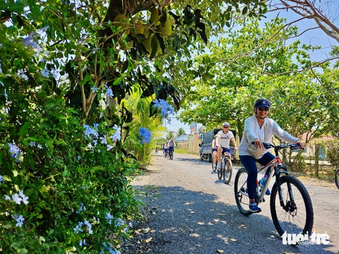 Khách tàu biển đi xe đạp khám phá đồng quê Nha Trang- Ảnh 4. Đạp xe dưới những tán cây - Ảnh: MINH CHIẾN