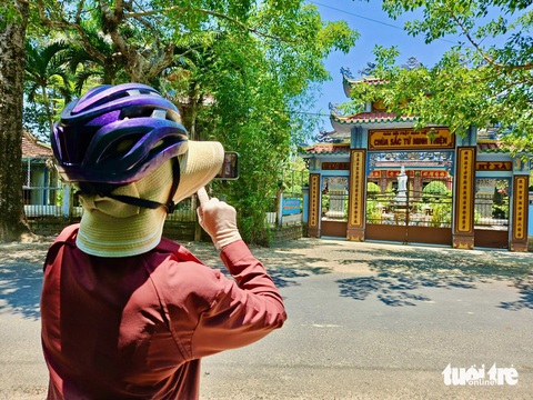 Khách tàu biển đi xe đạp khám phá đồng quê Nha Trang- Ảnh 5. Chùa chiền, đình làng dọc cung đường đạp xe của du khách - Ảnh: MINH CHIẾN