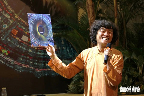 Ngô Hồng Quang mang cả văn hóa dân tộc thiểu số vào album đĩa than Rạng đông- Ảnh 1. Nghệ sĩ Ngô Hồng Quang giới thiệu album Rạng đông - Ảnh: HỒ LAM