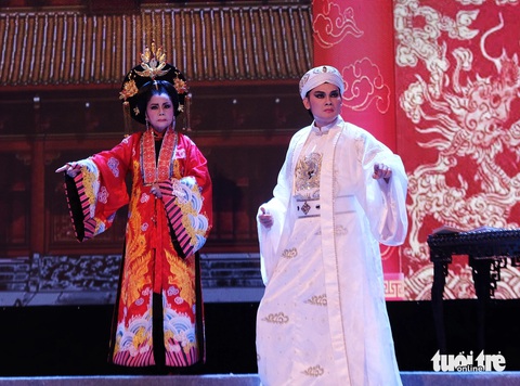 Nghệ sĩ Kim Tiểu Long (bìa phải) vai vua Minh Mạng và NSND Thoại Miêu trong vở cải lương Vương quyền - Ảnh: LINH ĐOAN Nghệ sĩ Kim Tiểu Long (bên phải) vai vua Minh Mạng và NSND Thoại Miêu trong vở cải lương Vương quyền - Ảnh: LINH ĐOAN