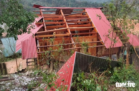 Mưa đá, lốc xoáy 'quét' bản làng, nhà sập, người dân bị thương- Ảnh 5. Dông lốc thổi bay mái nhà dân ở huyện Kỳ Sơn, Nghệ An chiều 14-4 - Ảnh: TÂM PHẠM