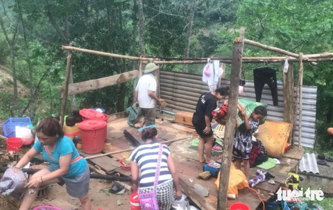 Mưa đá, lốc xoáy 'quét' bản làng, nhà sập, người dân bị thương- Ảnh 8. Người dân nhặt nhạnh lại tài sản sau đợt mưa dông - Ảnh: TÂM PHẠM
