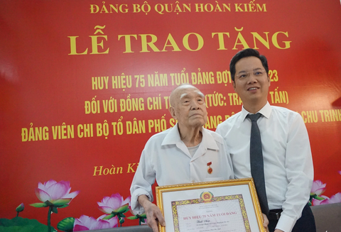 Ông Vũ Đăng Định - Bí thư Quận ủy quận Hoàn Kiếm trao huy hiệu 75 năm tuổi Đảng cho nhà báo Thái Duy - Ảnh: T.ĐIỂU Ông Vũ Đăng Định - bí thư Quận ủy Hoàn Kiếm - trao huy hiệu 75 năm tuổi Đảng cho nhà báo Thái Duy - Ảnh: T.ĐIỂU