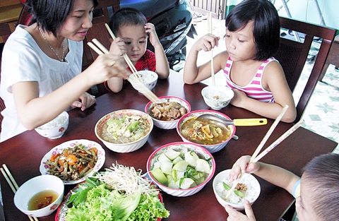 Cả nhà quây quần bên bữa cơm gia đình - Ảnh: NGUYỄN CÔNG THÀNH Cả nhà quây quần bên bữa cơm gia đình - Ảnh minh họa: NGUYỄN CÔNG THÀNH