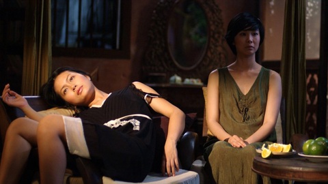 Lý Thái Dũng chọn một không gian hẹp, hai quầng ánh sáng đối lập để bật lên khoảnh khắc đại diện của hai nhân vật trong Chơi vơi Lý Thái Dũng chọn một không gian hẹp, hai quầng ánh sáng đối lập để bật lên khoảnh khắc đại diện của hai nhân vật trong Chơi vơi