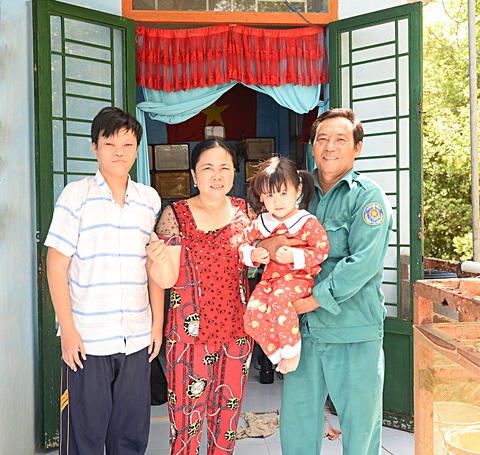 Vợ chồng anh Tùng và con trai út (thế hệ thứ ba) vừa được tách hộ nhận khoán rừng độc lập Vợ chồng anh Tùng và con trai út (thế hệ thứ ba) vừa được tách hộ nhận khoán rừng độc lập