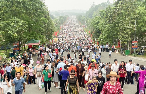 Du khách nối nhau về Đền Hùng trước ngày giỗ Tổ, có người ngất xỉu- Ảnh 3. Năm nay tỉnh Phú Thọ ước tính đón trên 1 triệu du khách về dâng hương kính Tổ - Ảnh: TRƯỜNG QUÂN
