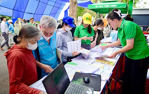 Người dân TP.HCM tìm hiểu thông tin du lịch chuẩn bị cho kỳ nghỉ dài ngày - Ảnh: QUANG ĐỊNH Người dân TP.HCM tìm hiểu thông tin du lịch chuẩn bị cho kỳ nghỉ dài ngày - Ảnh: QUANG ĐỊNH