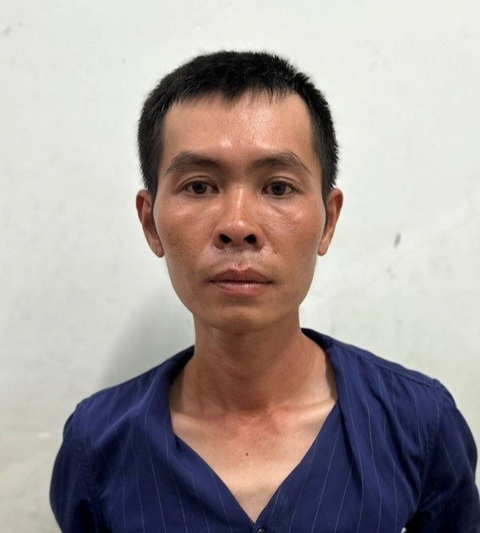 Vờ mua lắc vàng rồi giật bỏ chạy, bị bắt tại trận- Ảnh 1. Thoại bị bắt sau khi cướp giật vàng tại thị trấn Bến Lức - Ảnh: Công an Bến Lức
