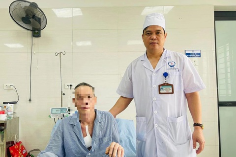 Bệnh nhân V. và Bác sĩ CKII Nguyễn Văn Nam - trưởng khoa Ngoại lồng ngực - chỉnh hình - bỏng trong ngày xuất viện - Ảnh: BỆNH VIỆN ĐA KHOA BẮC GIANG Bệnh nhân V. và bác sĩ Nguyễn Văn Nam, trưởng khoa ngoại lồng ngực - chỉnh hình - bỏng, trong ngày xuất viện - Ảnh: Bệnh viện Đa khoa tỉnh Bắc Giang