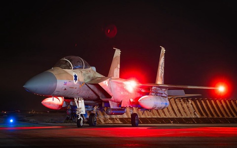 Không quân Israel công bố hình ảnh chiến đấu cơ F-15 của nước này về căn cứ an toàn sau khi tham gia bắn hạ drone và tên lửa Iran - Ảnh: Quân đội Israel Không quân Israel công bố hình ảnh chiến đấu cơ F-15 của nước này về căn cứ an toàn sau khi tham gia bắn hạ drone và tên lửa Iran - Ảnh: Quân đội Israel