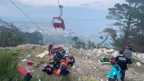 Rescue teams conduct a rescue operation and help injured people after a cable car cabin crashed into a fallen cable pole in the Konyaalti district of Antalya, Turkey on April 12, 2024. © DHA (Demiroren News Agency), AFP Đội cứu hộ đang giúp đỡ những người bị thương sau sự cố cáp treo - Ảnh: AFP