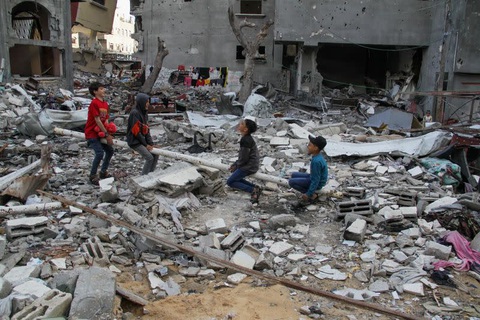 Giữa đống đổ nát tan hoang và nạn đói đang bủa vây, những đứa trẻ ở Gaza chỉ còn một vài niềm vui nho nhỏ với nhau như bên chiếc bập bênh tự chế này - Ảnh: REUTERS Giữa đống đổ nát tan hoang và nạn đói đang bủa vây, những đứa trẻ ở Gaza chỉ còn một vài niềm vui nho nhỏ với nhau như bên chiếc bập bênh tự chế này - Ảnh: REUTERS