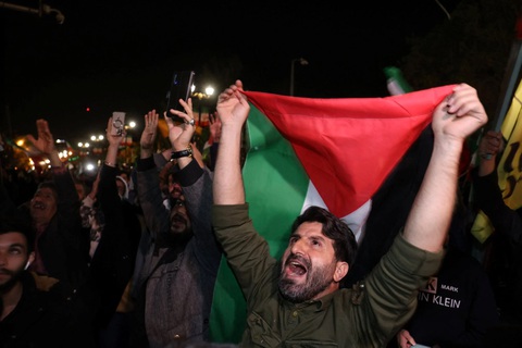 Hàng nghìn người Iran xuống đường ủng hộ cuộc tấn công vào Israel- Ảnh 1. Phản ứng của đám đông Iran sau cuộc tấn công của IRGC vào Israel trước Đại sứ quán Anh ở Tehran, Iran ngày 14-4 - Ảnh: WANA/REUTERS