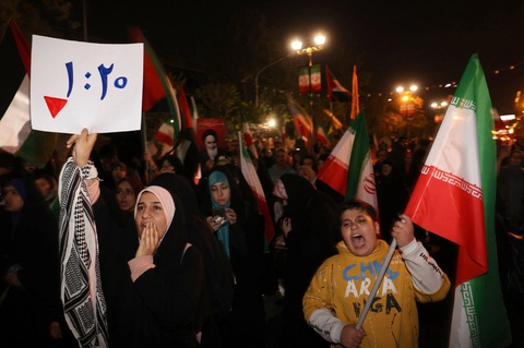 Hàng nghìn người Iran xuống đường ủng hộ cuộc tấn công vào Israel- Ảnh 2. Người biểu tình Iran tập trung trước Đại sứ quán Anh ở Tehran, Iran ngày 14-4 - Ảnh: WANA/REUTERS