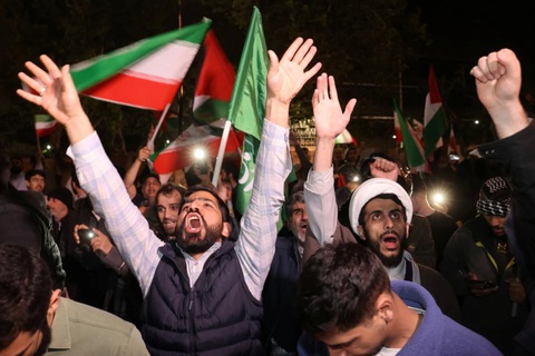 Hàng nghìn người Iran xuống đường ủng hộ cuộc tấn công vào Israel- Ảnh 3. Hàng nghìn người Iran xuống đường ủng hộ cuộc đáp trả của Iran nhằm vào Israel ngày 14-4 - Ảnh: WANA/REUTERS