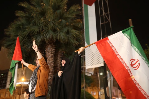 Hàng nghìn người Iran xuống đường ủng hộ cuộc tấn công vào Israel- Ảnh 4. Tuy có nhiều ý kiến khác nhau nhưng hầu hết người dân Iran đều cho rằng hành động đáp trả của Iran nhằm vào Israel là